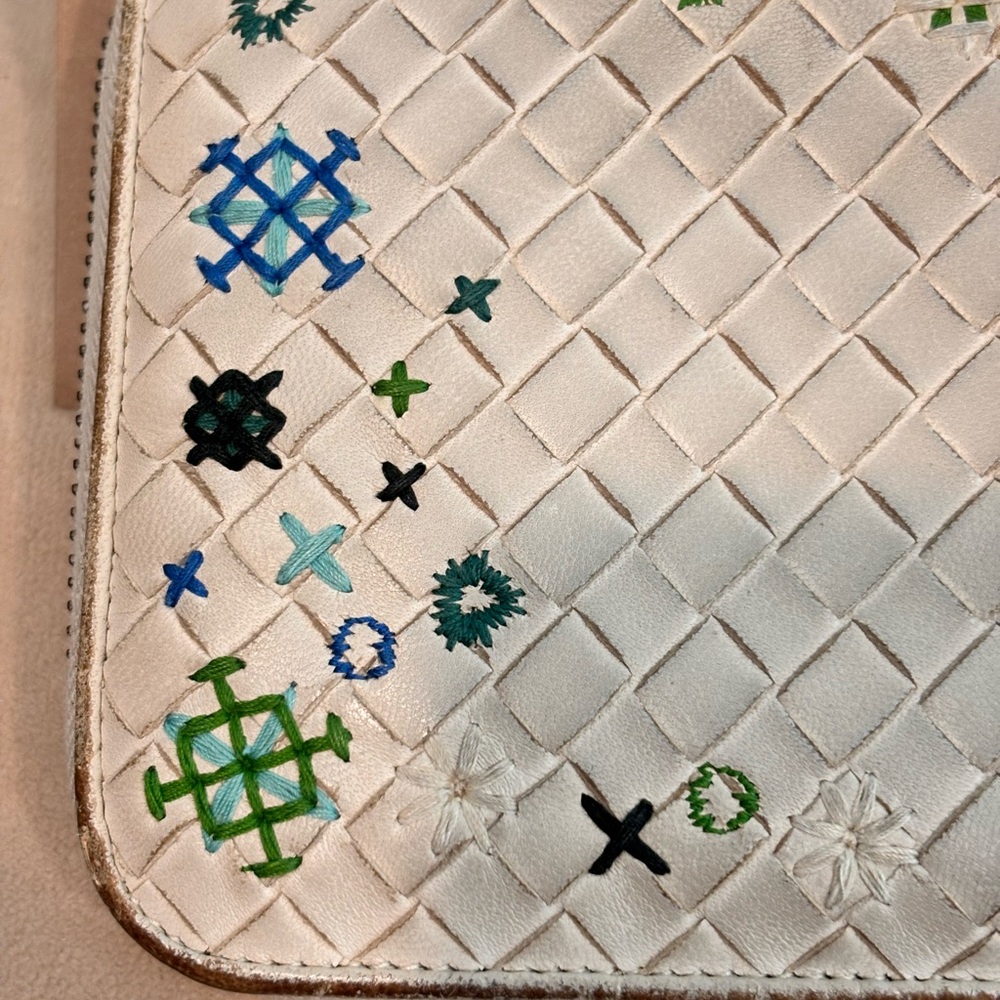 Bottega Veneta RARE ‘Meadow’ White Embroidered Intrecciato Flower Wallet W/ Box - Picture 2 of 15